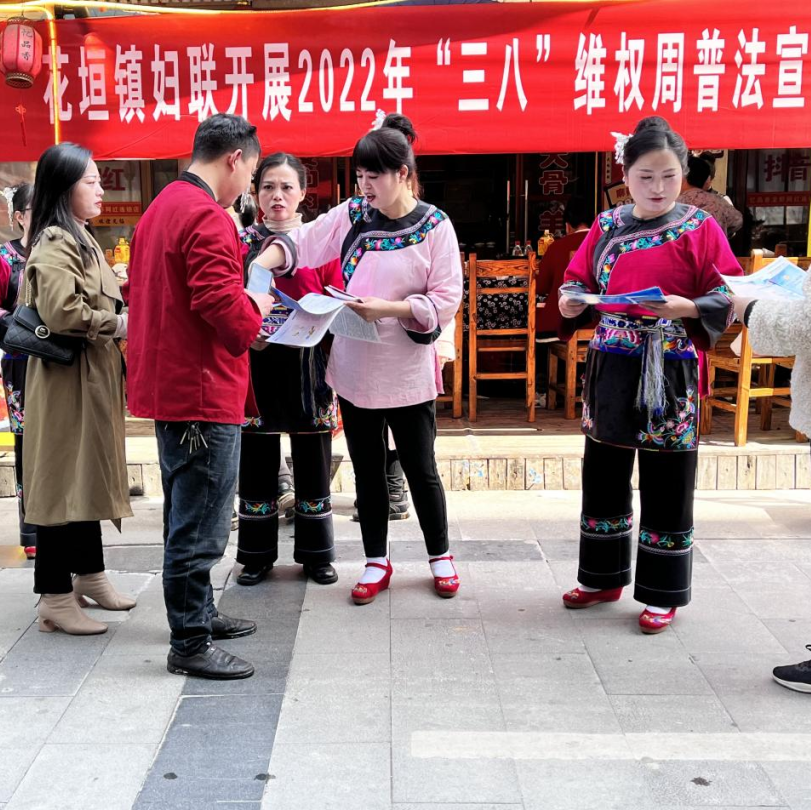 各鄉鎮婦聯以趕集為契機,組織志願者在集市中積極開展普法宣傳活動.