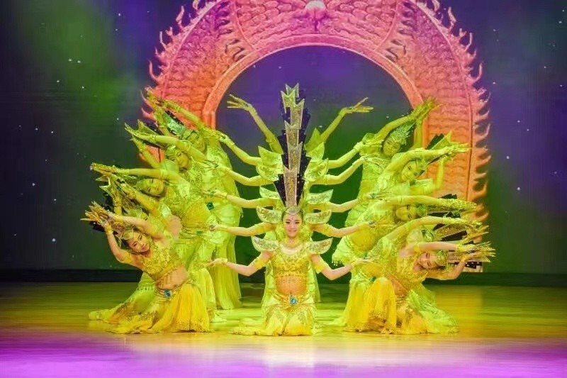 失去听力,她在舞蹈世界中阳光生长她是李银鹤,湖北襄阳人,毕业于武汉