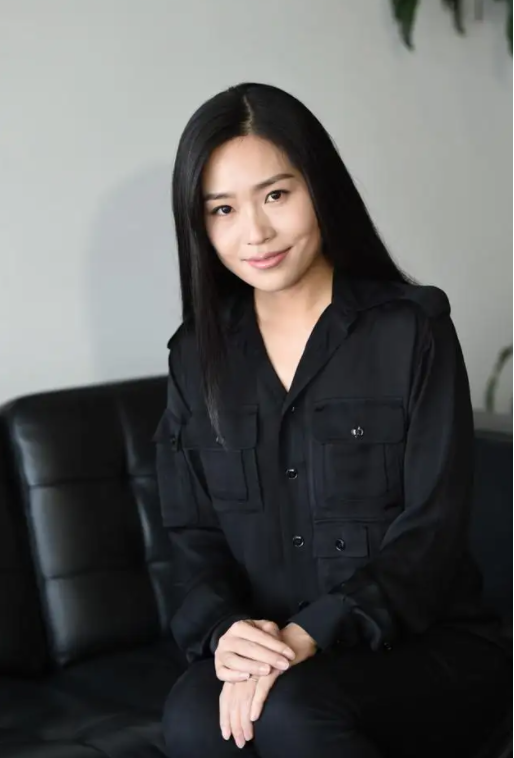 从小目睹父亲张艺谋离婚,一生两段国外恋,张末如今过得怎么样?