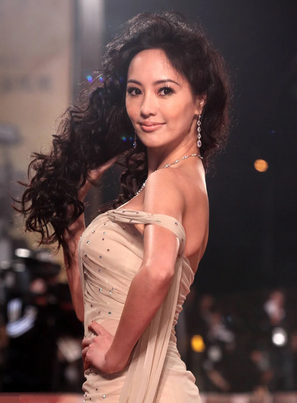 45岁最美名媛关颖近照曝光气质佳,安以轩和她合影靠边站,怼侯佩岑不嘴