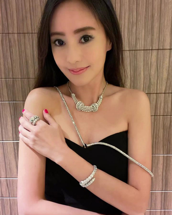 45岁最美名媛关颖近照曝光气质佳,安以轩和她合影靠边站,怼侯佩岑不嘴