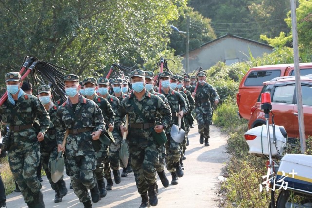 广州花都一地突发山火武警官兵紧急驰援