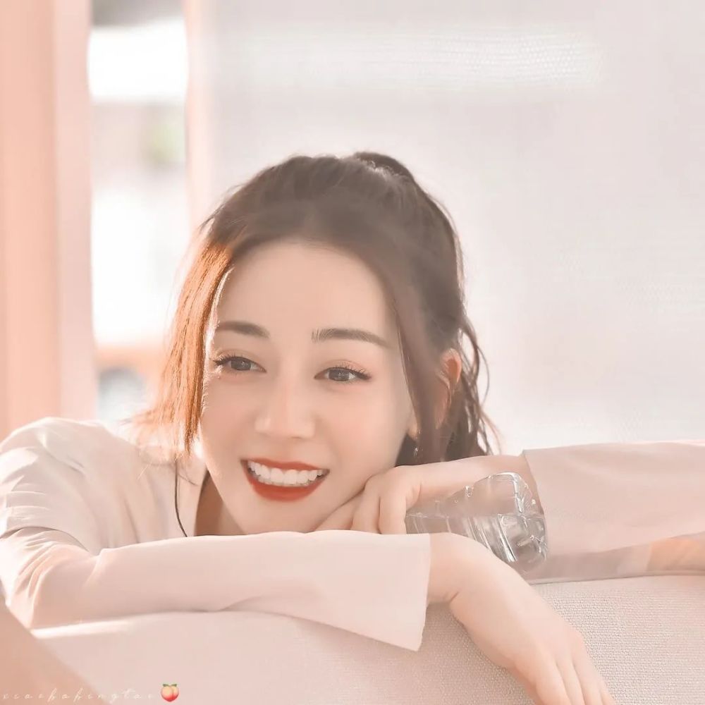 迪丽热巴比甜品更治愈的8个笑容,明媚中却是破碎感_腾讯新闻