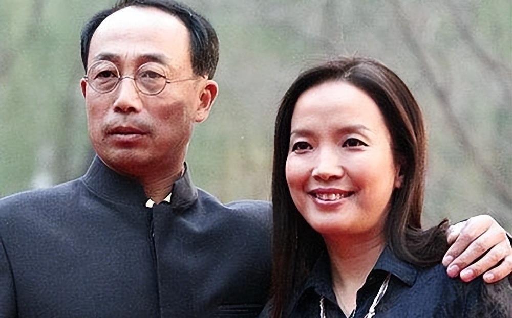 吕丽萍喜迎62岁生日老公孙海英深情献花两人感情甜蜜