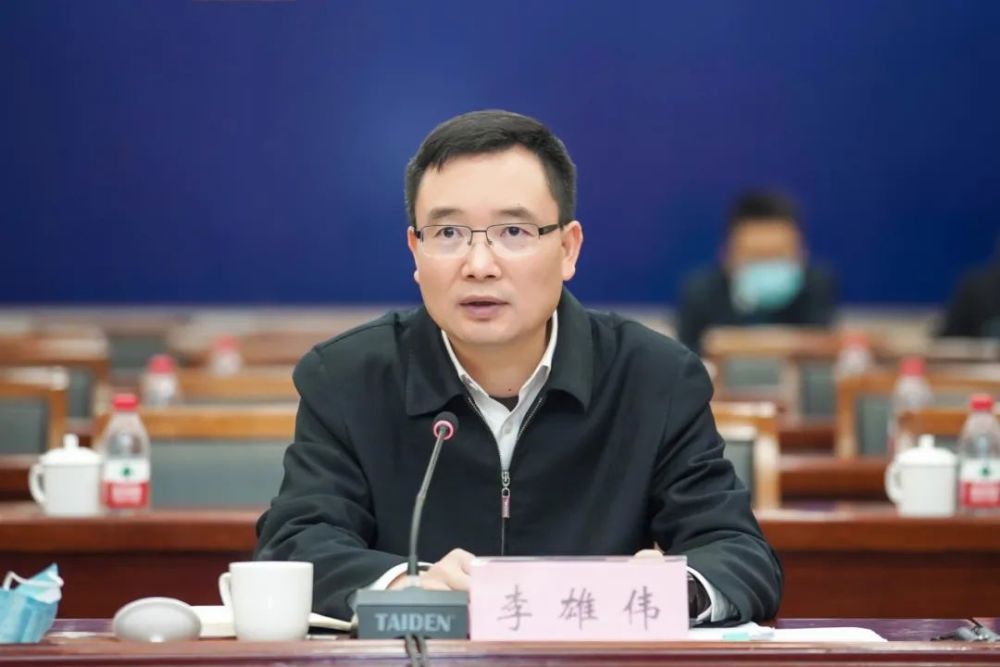 李雄伟在参加全区疫情防控工作复盘会时强调全面严肃全员紧张全域严防