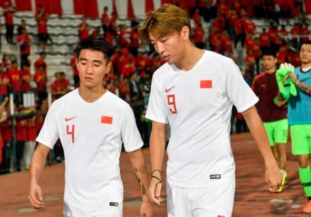 国足“虐菜型前锋”杨旭承认：国脚因舆论压力不敢冒险，担心背锅_腾讯新闻