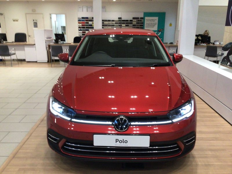 其实对比高尔夫,大众的polo才算是国内两厢车中的王者,毕竟相比较而言