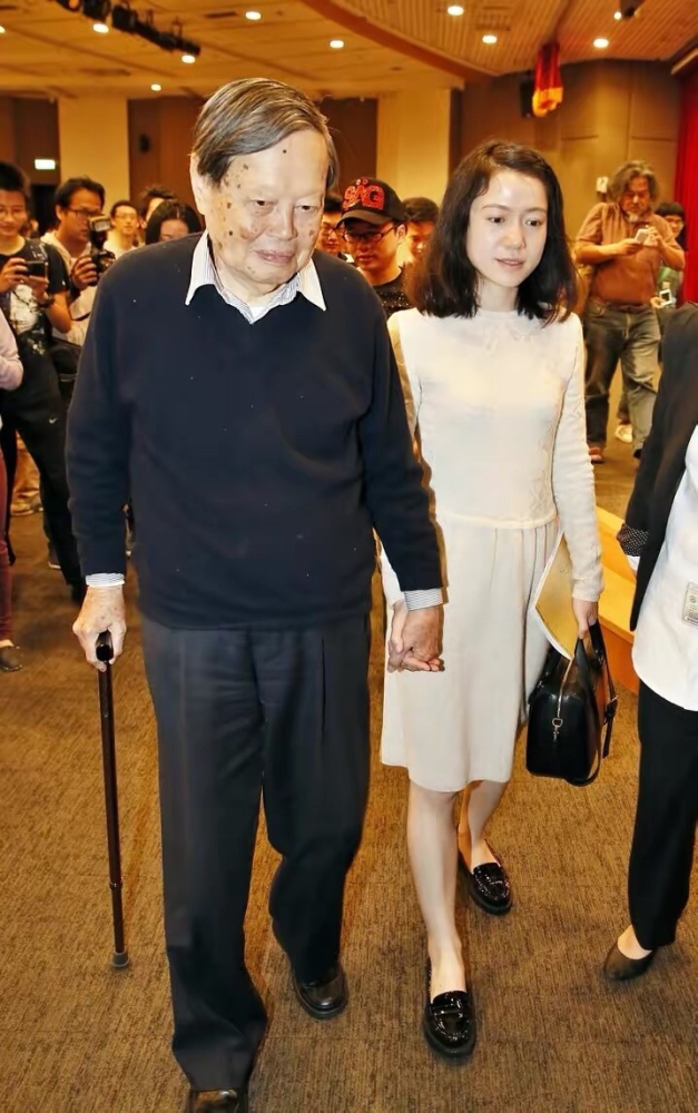 45岁翁帆挺时髦接地气,穿衣打扮简约却气质,中年女人可照着穿