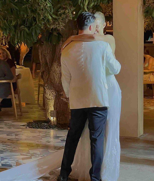 9年的男友亚历山大·德莱昂在墨西哥的卡波圣卢卡斯迈入了婚姻殿堂