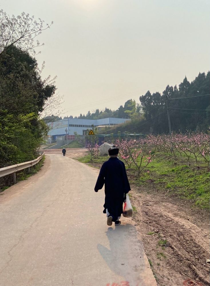 走近修行人的生活日常:同80多岁的老道长去赶集,走路1小时才到镇上