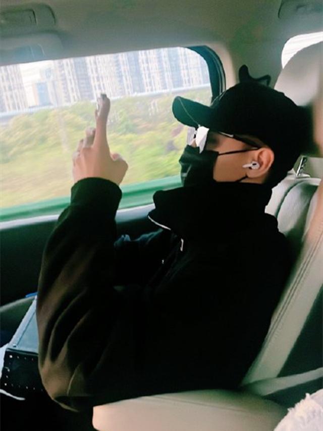 德云社秦霄贤晒自拍照引发粉丝热议跨界后的老秦再也不迟到了