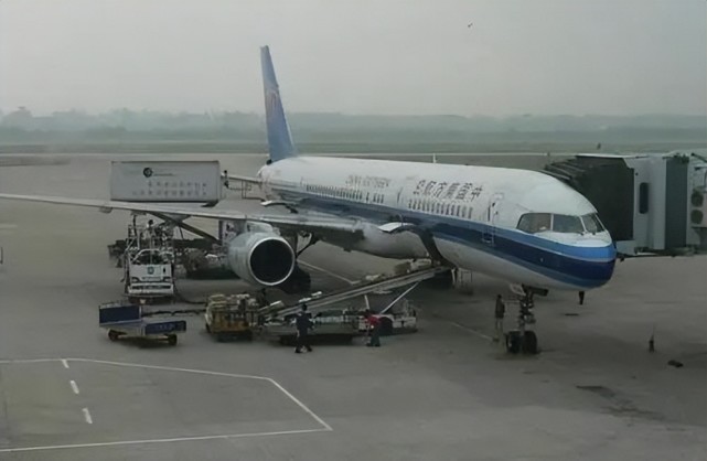 97年的南航空难,波音737大雨盲降深圳失败,飞行员发出绝望嘶吼