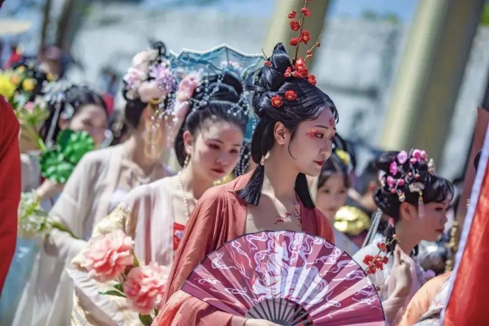 “第一女公关”一晚赚600万，专门租房放爱马仕？杨洋语文网课资源2023已更新(微博/腾讯)