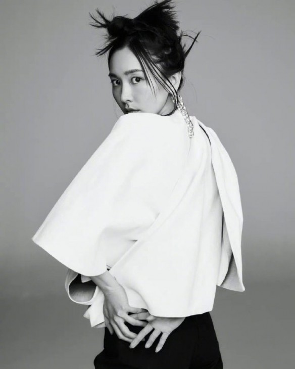 新垣结衣杂志封面写真 成熟风衣套装展现女神美感