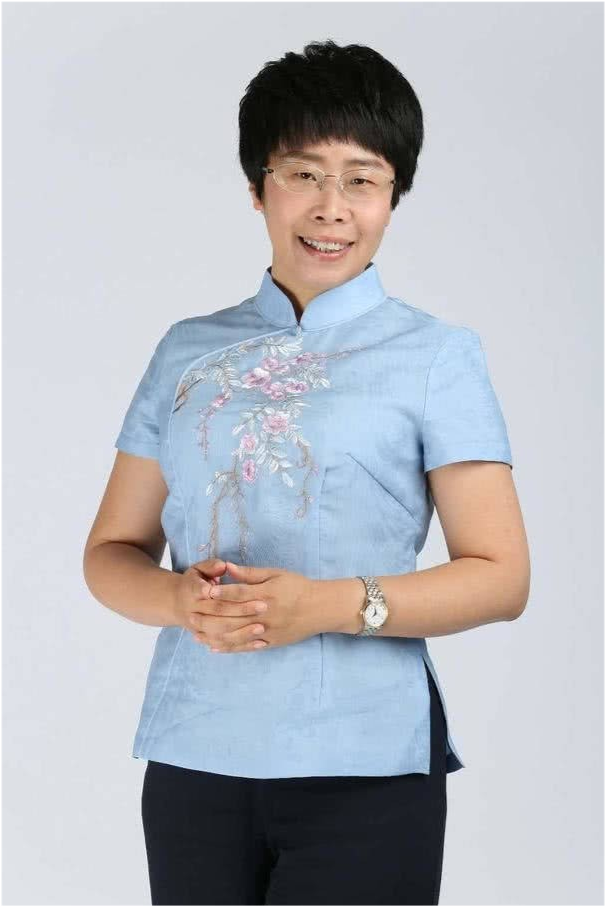 46岁的才女蒙曼至今未婚在节目上主持人朱迅问蒙曼你想嫁给什么男人