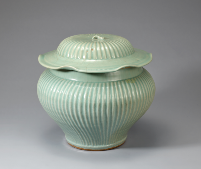 龙泉青瓷荷叶盖罐