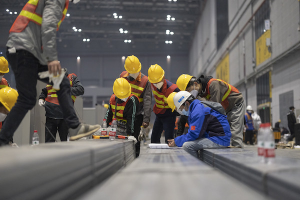 "这身外套陪我渡过雷神山不眠的十几天,"余有纠正完几个工人的铆钉枪