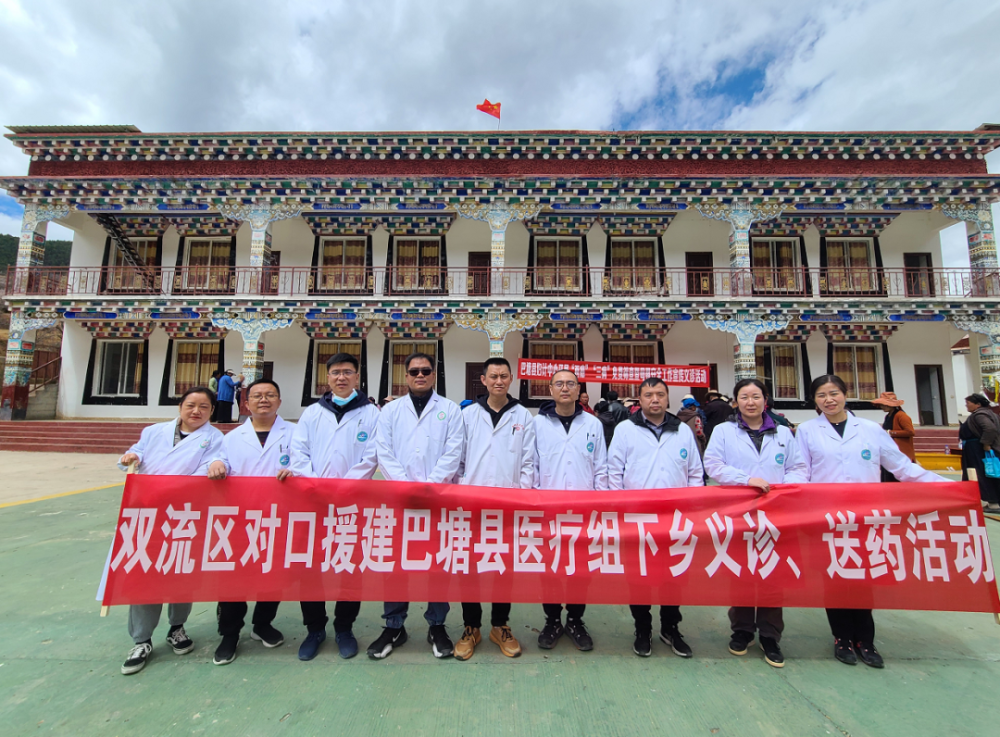 驱车前往巴塘县最南面中咱镇洛玉贡村和仁德村,路途需要花费4个小时