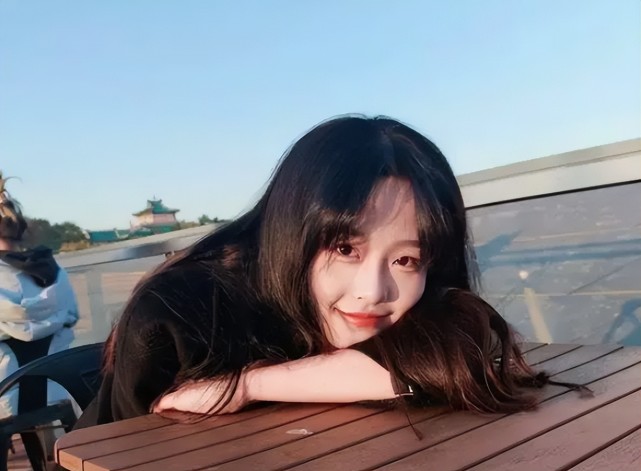 姚懿玲—武汉大学"现实版贝微微"学霸女神走红,带着导师上荣耀,并且