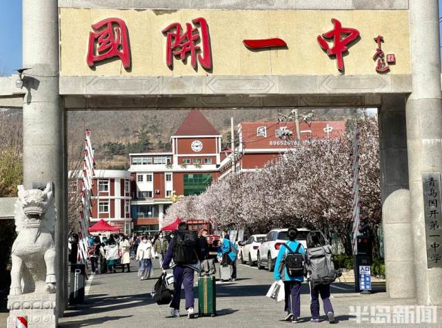 4月7日上午,记者在黑龙江中路的国开一中看到,学生们已陆续分批返校
