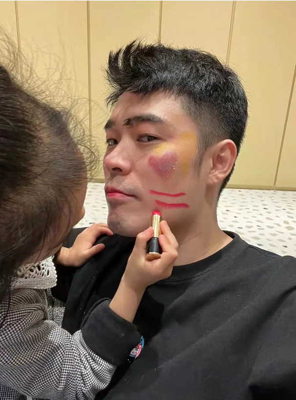 陈赫晒父女宅家日常,被俩女儿化妆涂指甲,自拍大花脸超得意