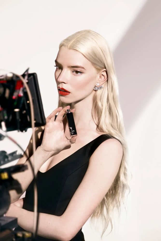 安雅泰勒乔伊vogue复古封面大片银幕女王光彩照人