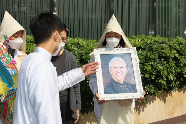 卢雄遗体火化女儿手捧遗照护送未能见最后一面成为遗憾