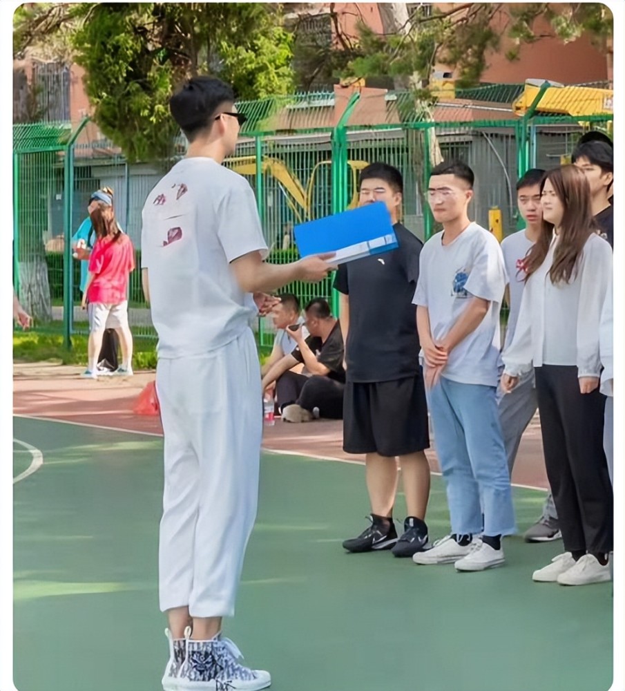 这名男教师目前在吉林通化师范学院任教,是一名体育老师.