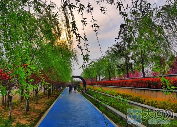走在鲁山县城滨河公园,三月的风,轻柔拂面,和煦爽心.