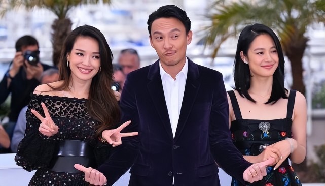 舒淇周韵同框显出差别,都穿印花裙风格差挺多,优雅不是谁都有的