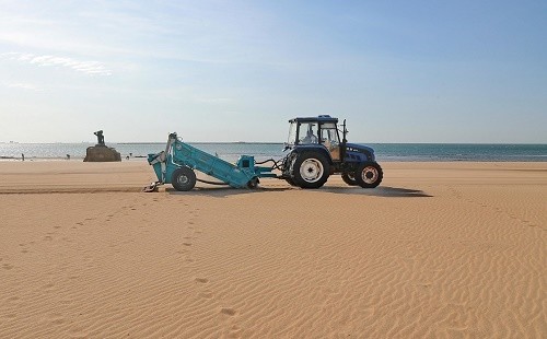 采取筛沙车机械筛沙的方式对辖区内沙滩进行分层次清理,为旅游旺季