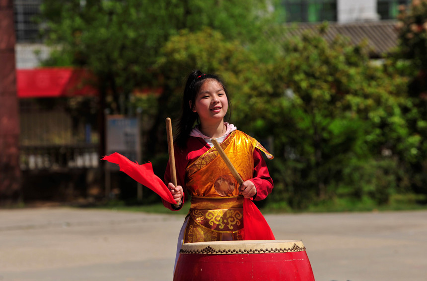 学生在练习国家级非遗得胜鼓.邓龙华摄