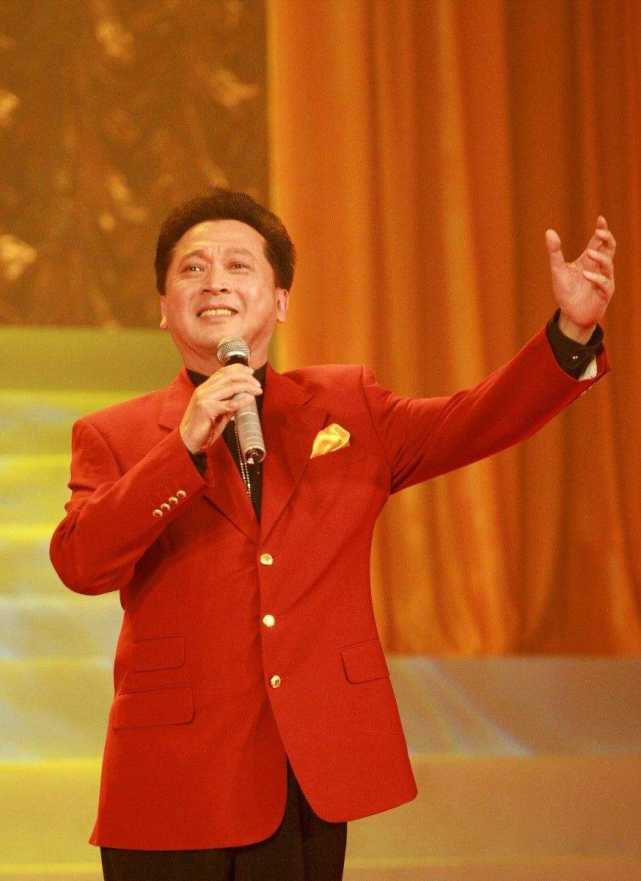 凭小白杨走红的郁钧剑和初恋携手走过37年如今怎么样了