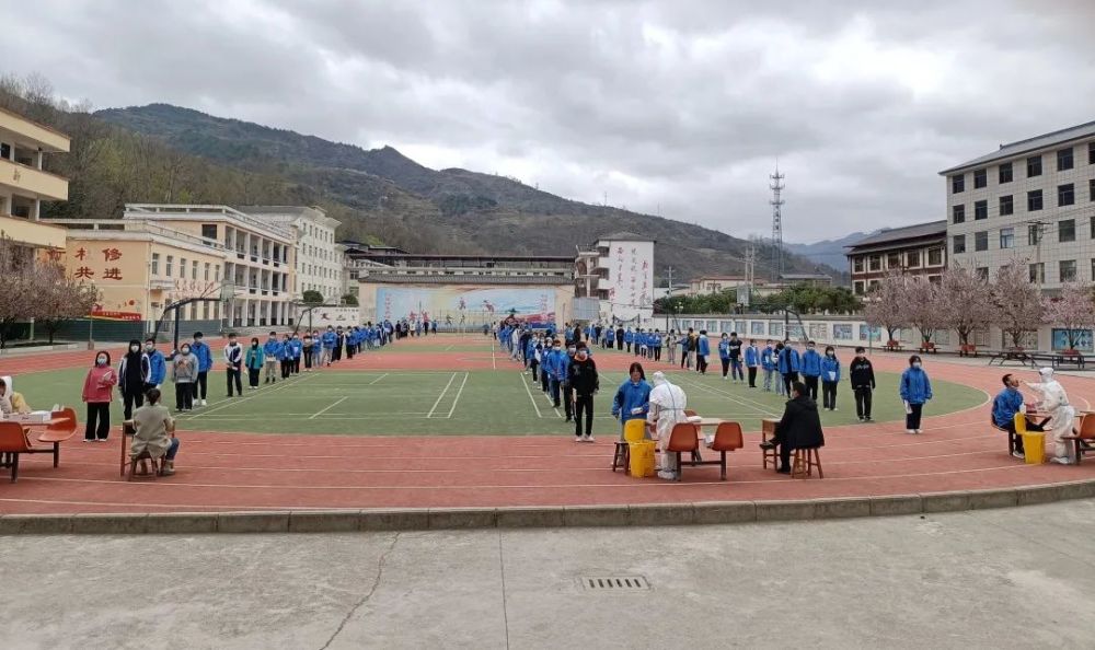 带齐了,检查完立刻按照分组名单前往康县二中和中心小学开展核酸采样