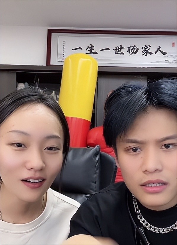 被嘲又土又丑却坐拥4200万粉丝贝勒爷邵雨轩真实身份是啥