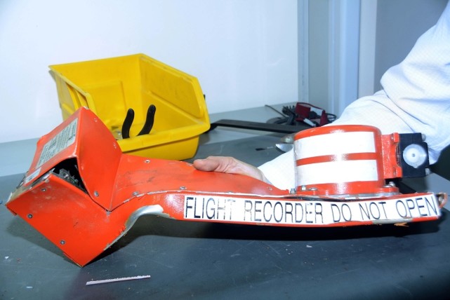和飞机黑匣子一样,如今的船用黑匣子也不是黑色的,而是橙色的.