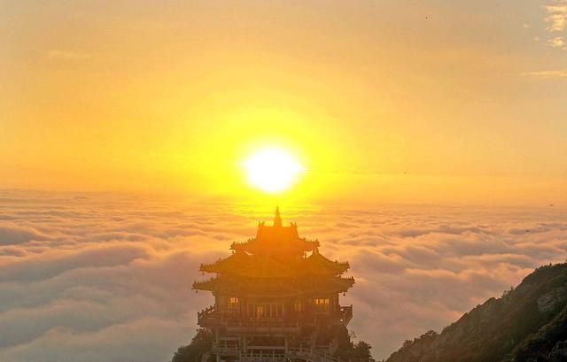 不多時,便是來到《南天門》,南天門是一座建在兩座山峰中間的大門.