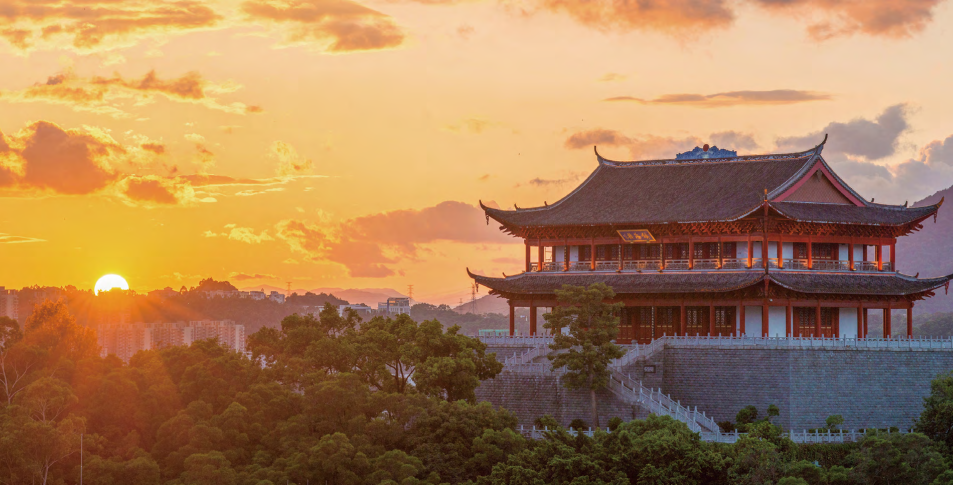 福州老城正北,屏山之巅的镇海楼,建于600多年前,是福州古城的最高楼