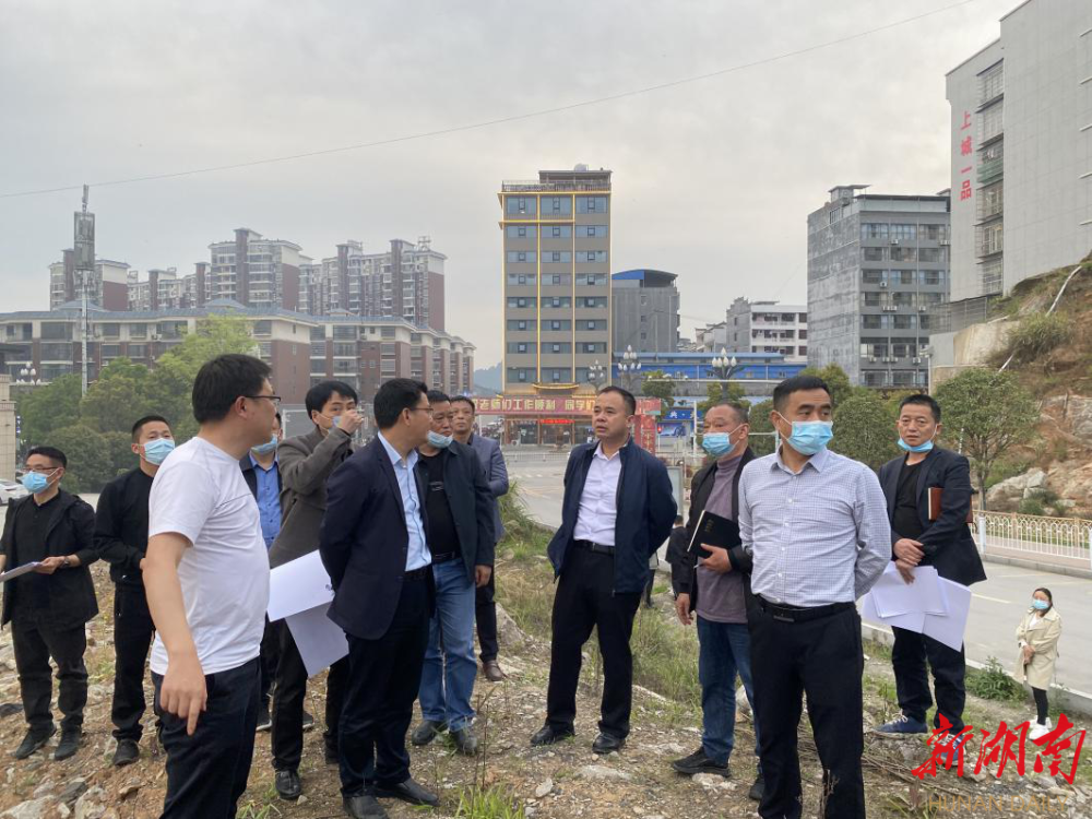 带领交通,执法,文旅,商务,教体等十余家单位,先后来到勺哈高速下线口