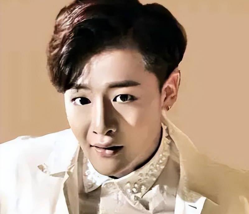 球球的前男友叫姜达赫,是球球留学时的同学,姜达赫