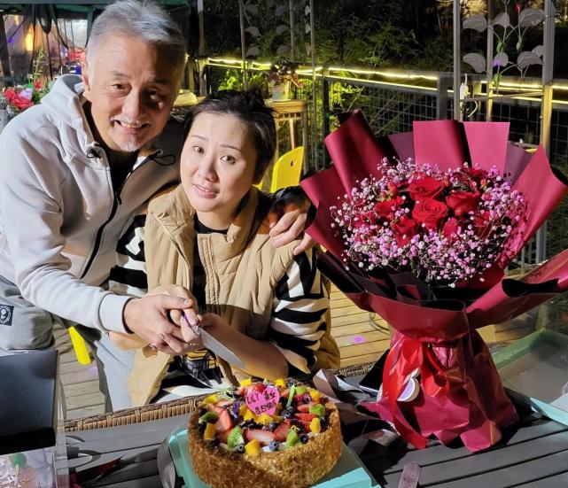 吴岱融带妻子回内地工作,送玫瑰为对方庆生,曾花60万在广州买房