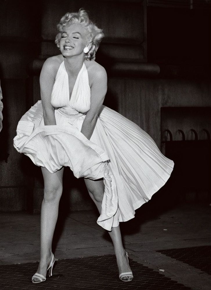 可谁也没有想到,结果,她短短的小裙子就一下被吹了起来.