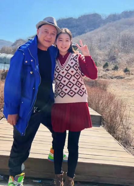 《乡村爱情》兰妮晒与赵四合照,爷爷怀里的小女孩,已是亭亭玉立