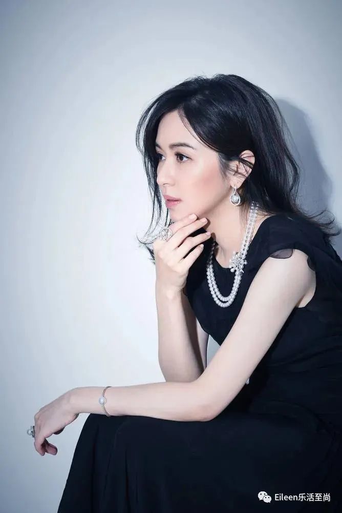 离开高嫁的豪门后，她凭什么还能在名媛圈越走越顺？杨洋作文还是乘风作文好2023已更新(知乎/头条)