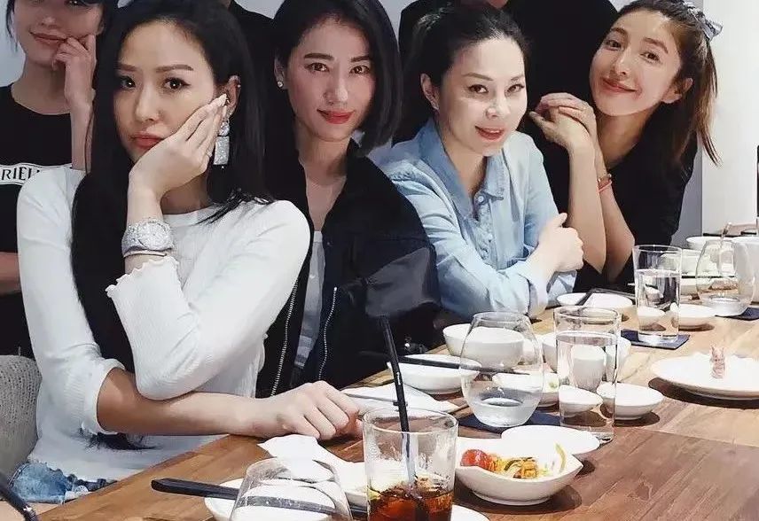 离开高嫁的豪门后，她凭什么还能在名媛圈越走越顺？杨洋作文还是乘风作文好2023已更新(知乎/头条)