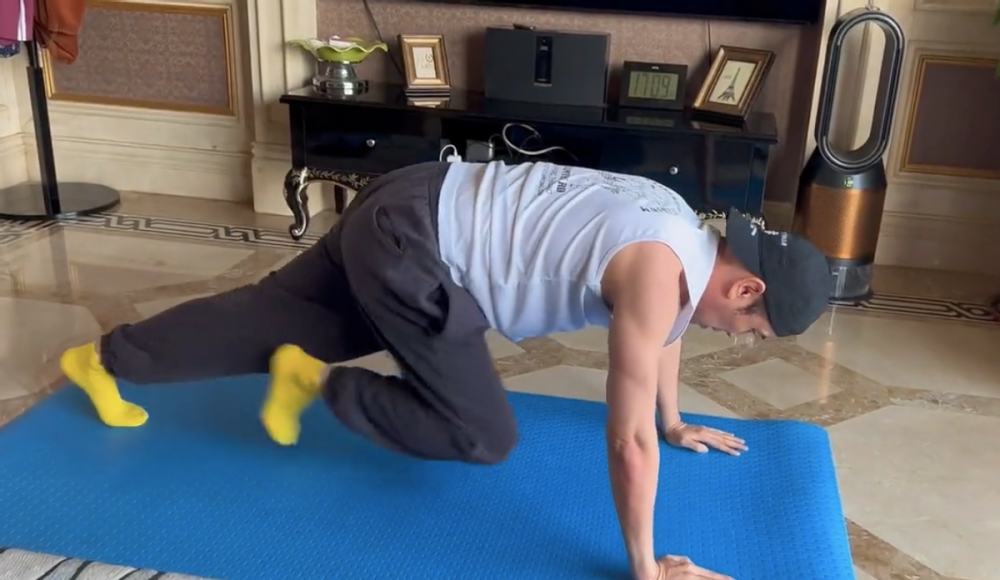 50岁于和伟豪宅内健身穿背心大秀健硕肌肉浑身是汗脸部通红