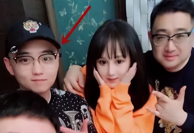 然而二人公布恋情后不久,东关小犟虎在网络平台上表示二人已分手,并