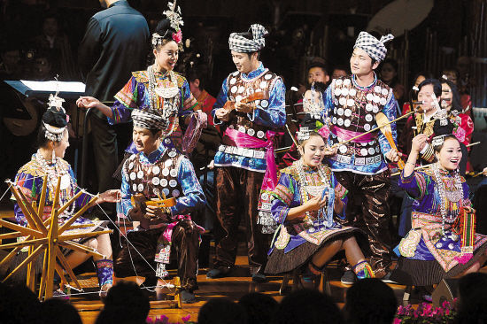 贵州省黎平县侗族大歌艺术团身为歌舞民族,侗族人民表达爱意时当然也