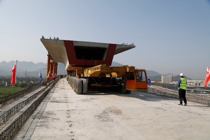 杭温铁路二期全线首孔箱梁成功架设