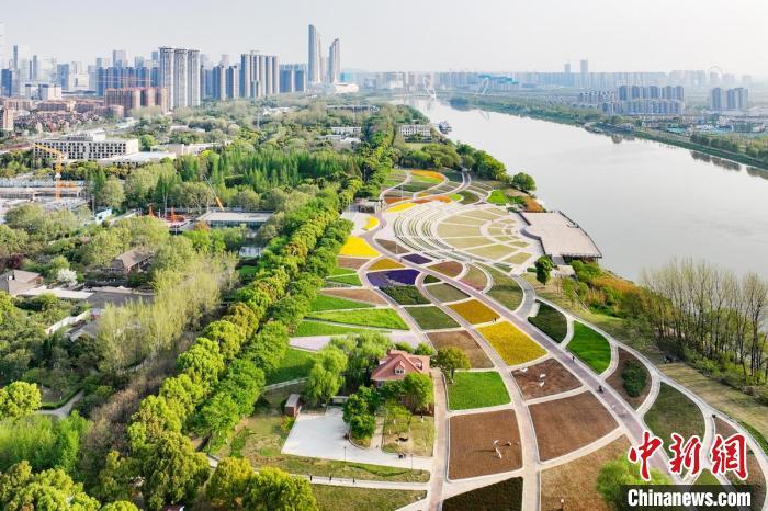 南京绿博园超大调色板扮靓长江风光带